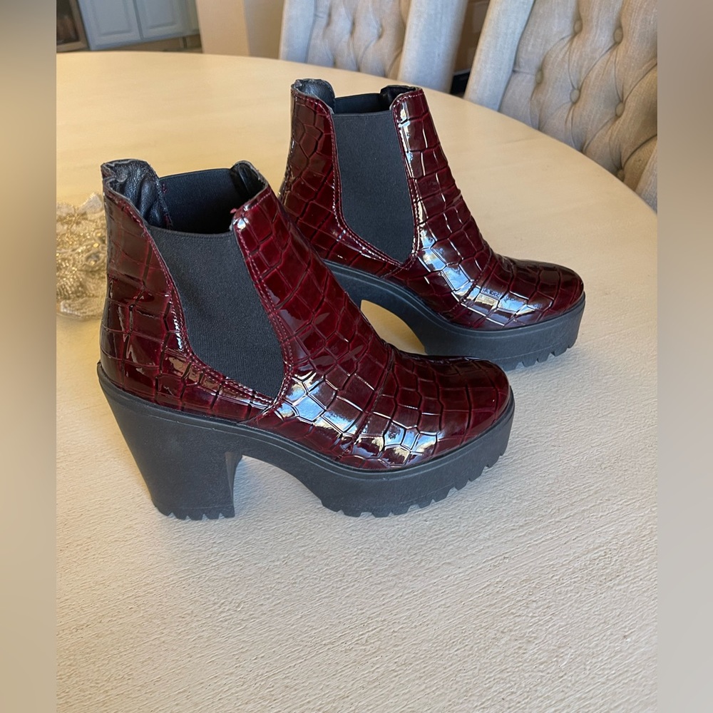 Top Moda boots Size 6 croco embossed shiny burgundy red boots ❤️❤️